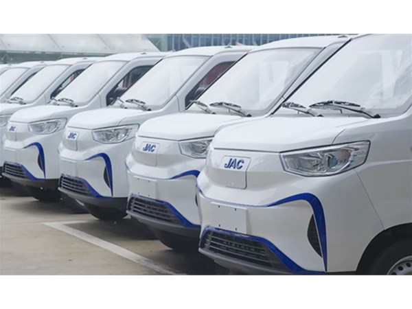 新能源汽車的充電站是否具備安全防護措施？